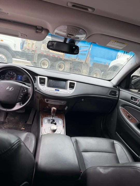 2011 Hyundai Genesis - Image 7 of 12