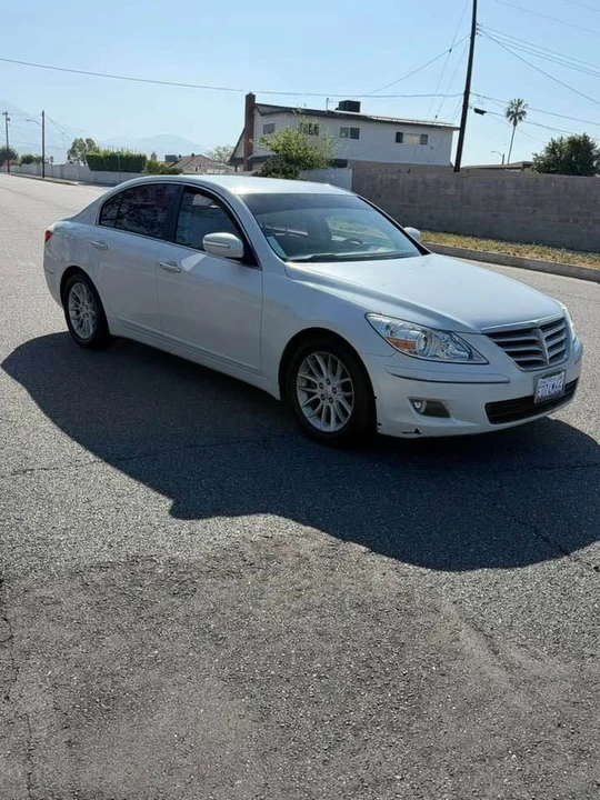 2011 Hyundai Genesis - Image 11 of 17