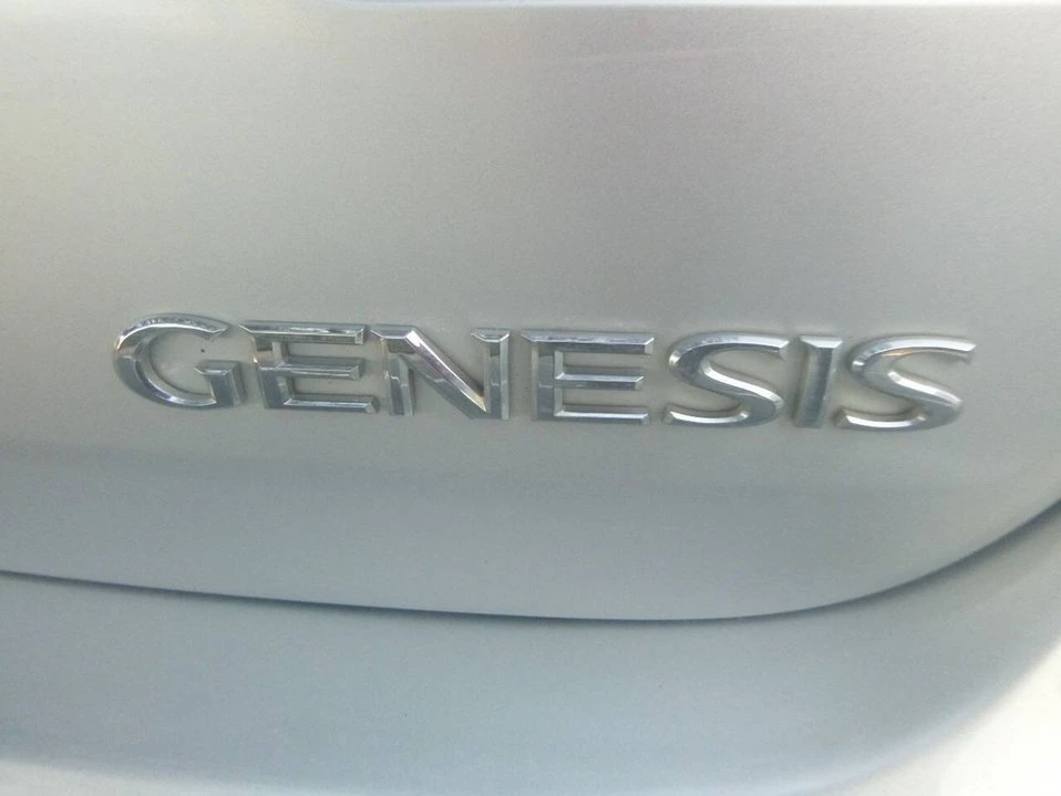 2011 Hyundai Genesis - Image 9 of 20