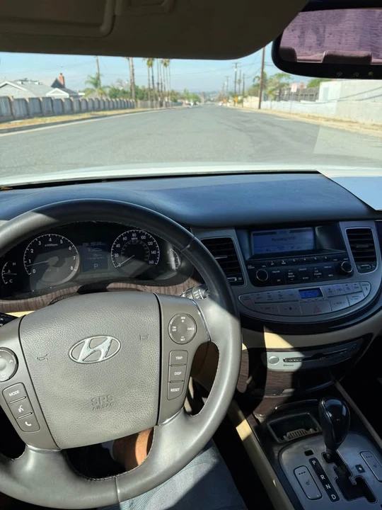 2011 Hyundai Genesis - Image 13 of 17