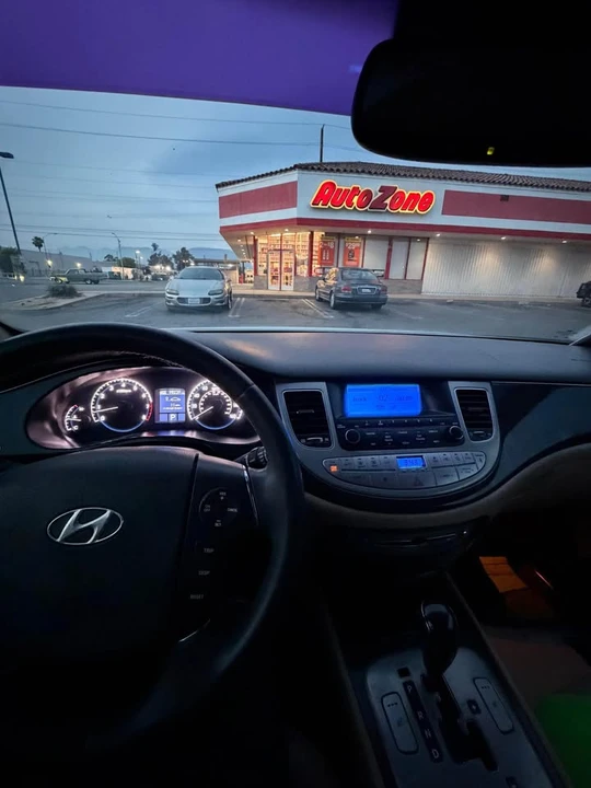 2011 Hyundai Genesis - Image 6 of 11