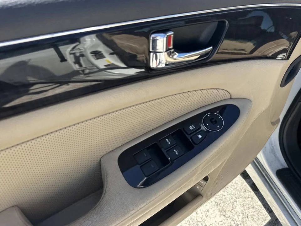 2011 Hyundai Genesis - Image 18 of 20