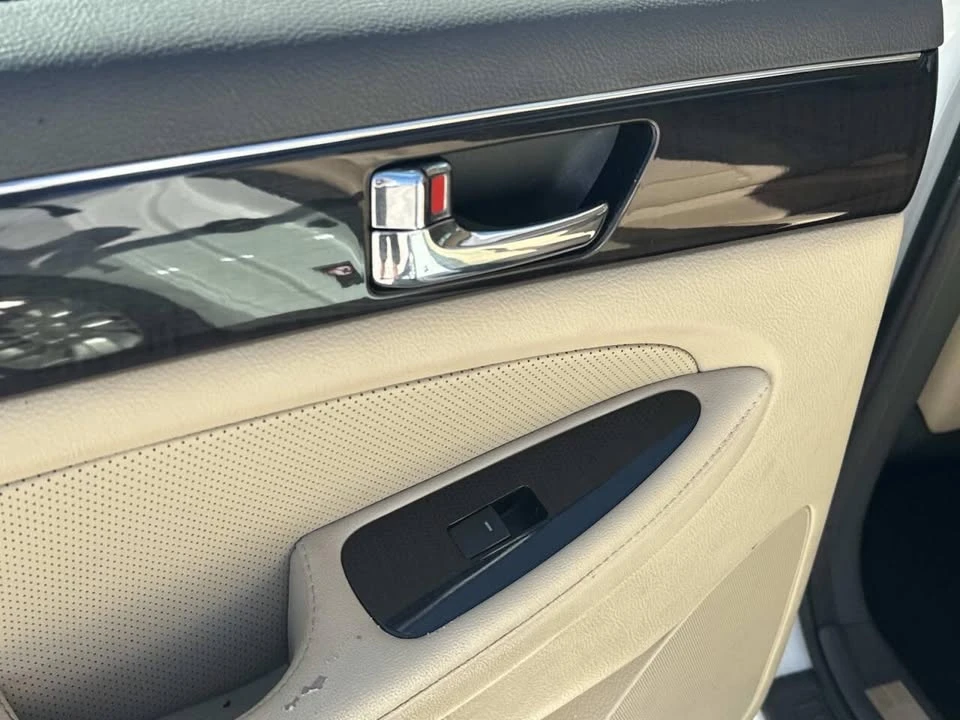 2011 Hyundai Genesis - Image 14 of 20