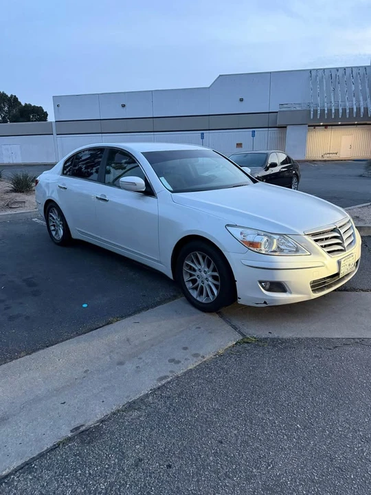 2011 Hyundai Genesis - Image 2 of 11