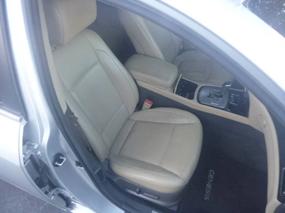 2011 Hyundai Genesis - Image 18 of 20