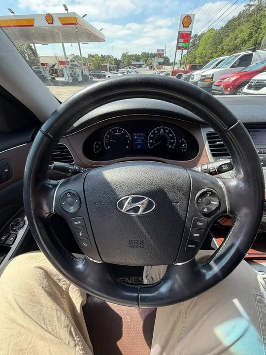 2011 Hyundai Genesis - Image 9 of 17
