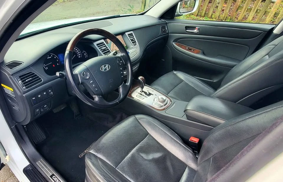 2011 Hyundai Genesis - Image 9 of 20