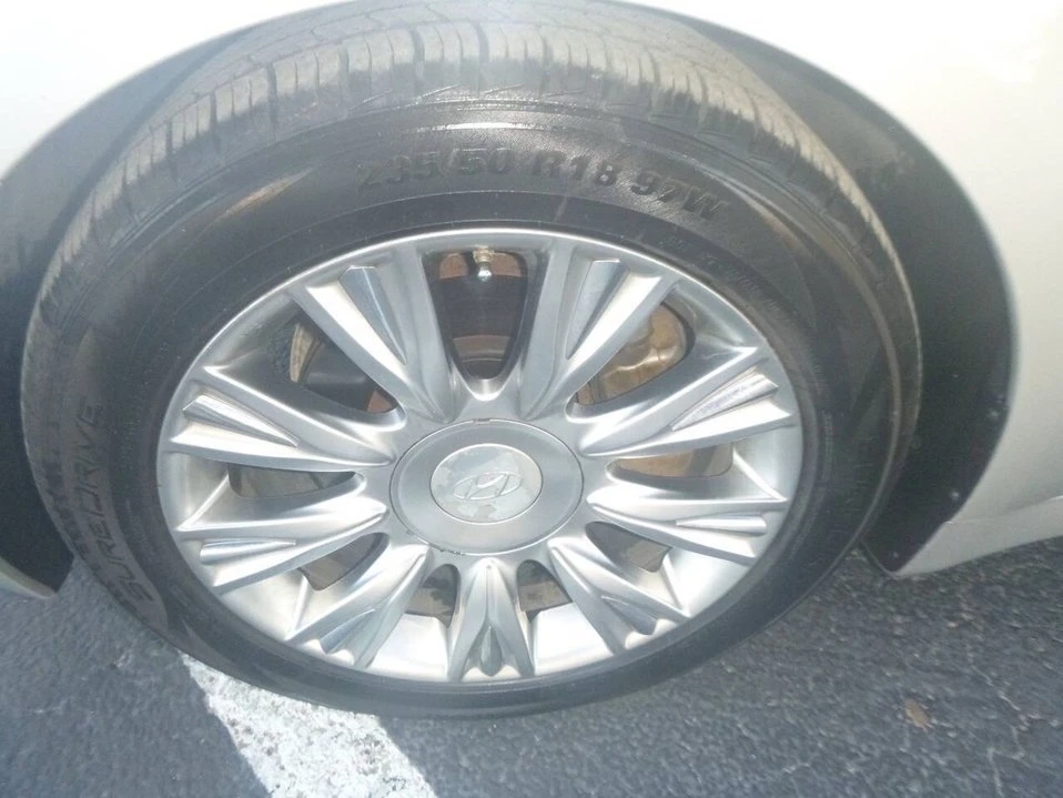 2011 Hyundai Genesis - Image 13 of 20