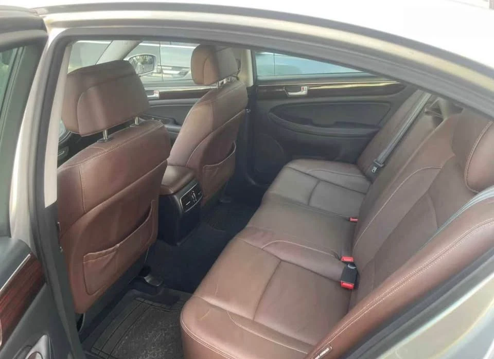 2011 Hyundai Genesis - Image 2 of 3