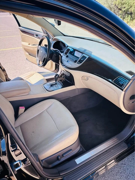 2011 Hyundai Genesis - Image 10 of 17