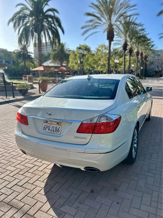 2011 Hyundai Genesis - Image 5 of 14