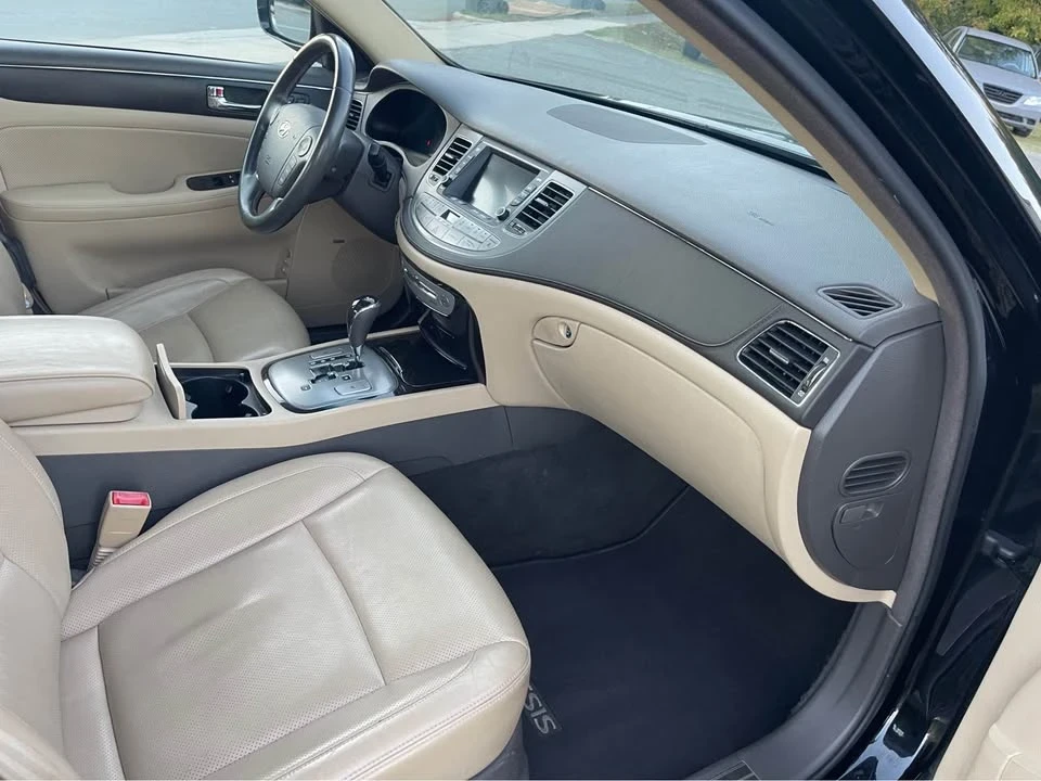 2011 Hyundai Genesis - Image 9 of 12