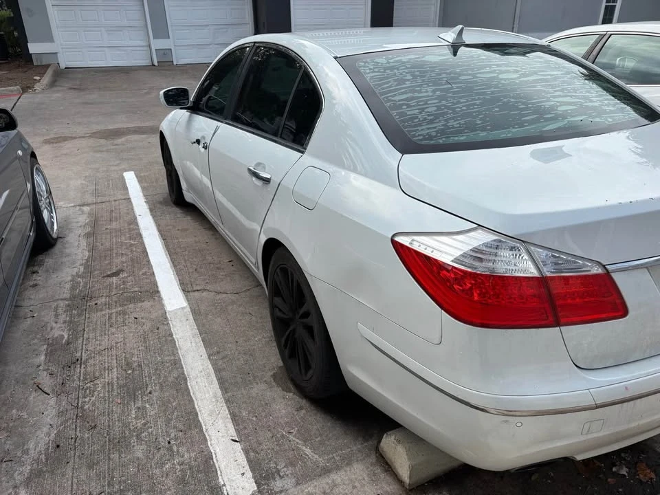 2011 Hyundai Genesis - Image 6 of 15