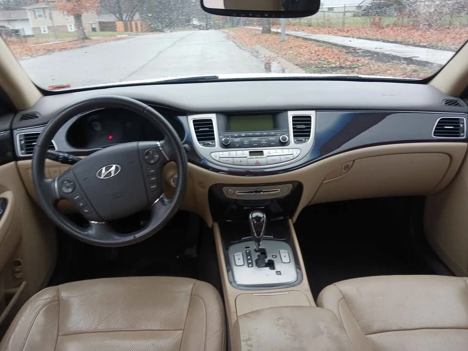 2011 Hyundai Genesis - Image 11 of 19