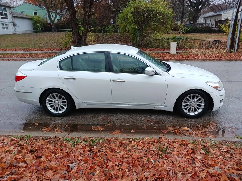 2011 Hyundai Genesis - Image 4 of 19