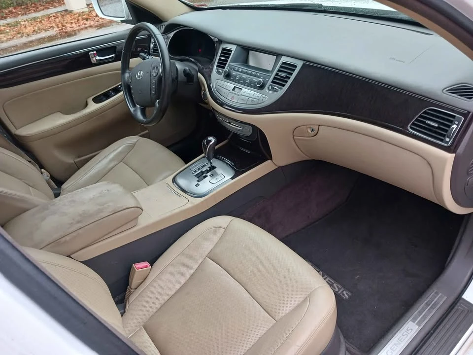 2011 Hyundai Genesis - Image 14 of 19