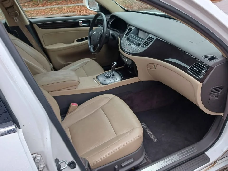 2011 Hyundai Genesis - Image 9 of 19