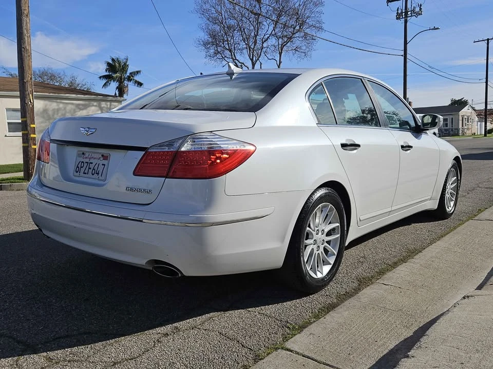 2011 Hyundai Genesis - Image 5 of 15