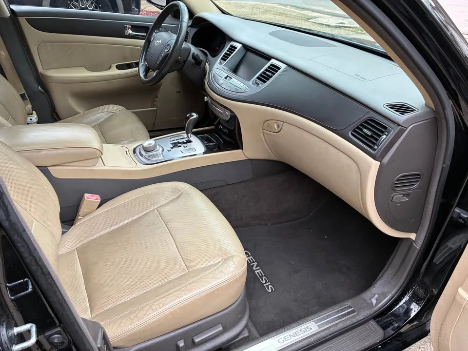 2011 Hyundai Genesis - Image 9 of 17