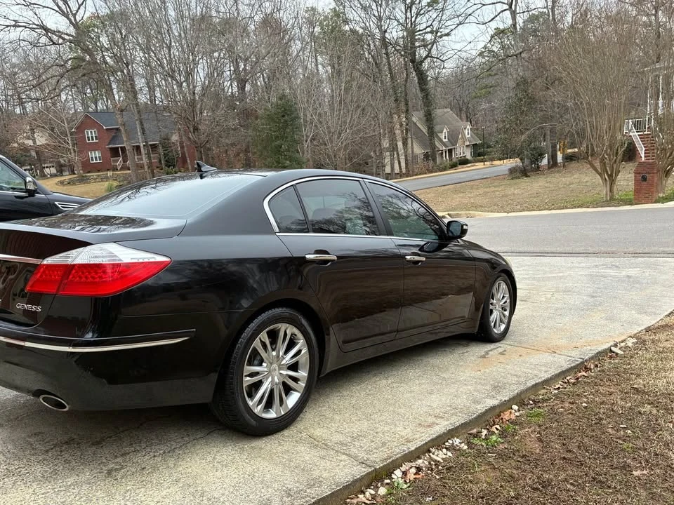 2011 Hyundai Genesis - Image 7 of 17