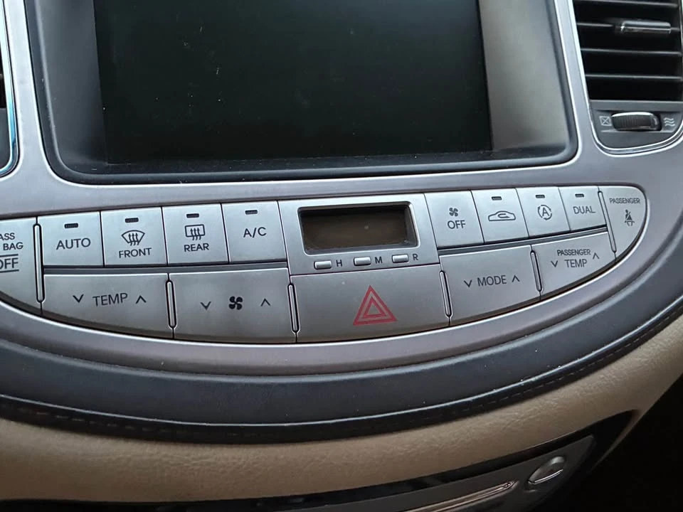 2011 Hyundai Genesis - Image 16 of 17
