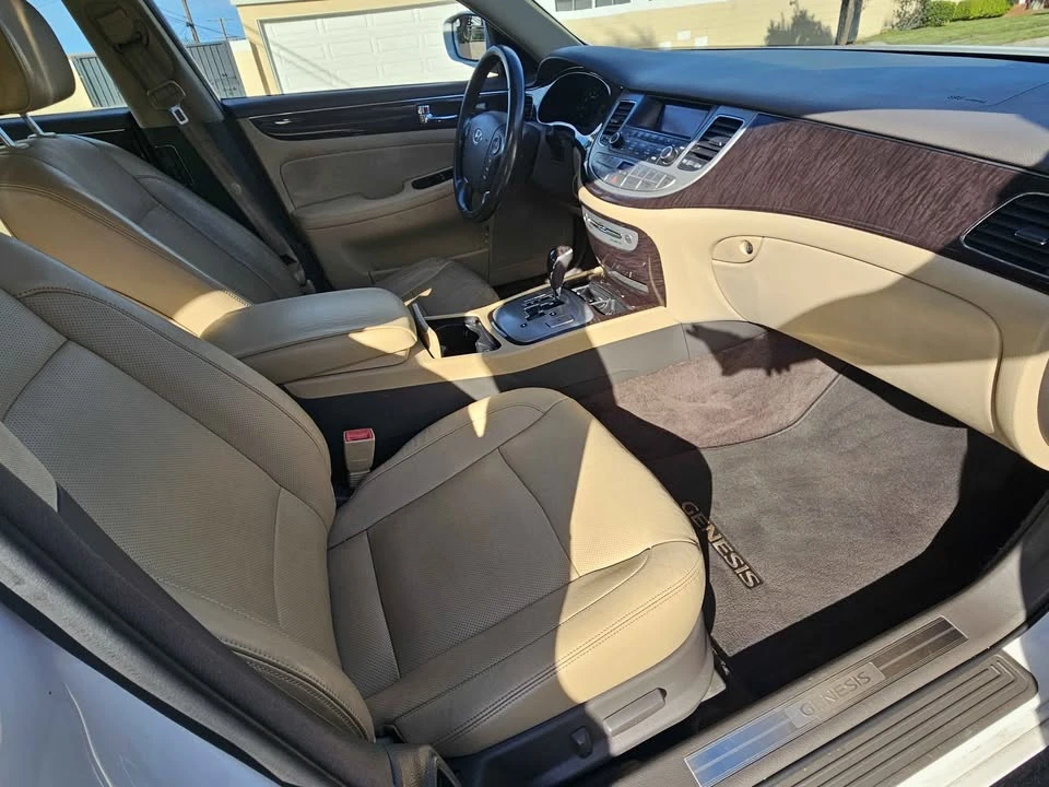 2011 Hyundai Genesis - Image 10 of 15