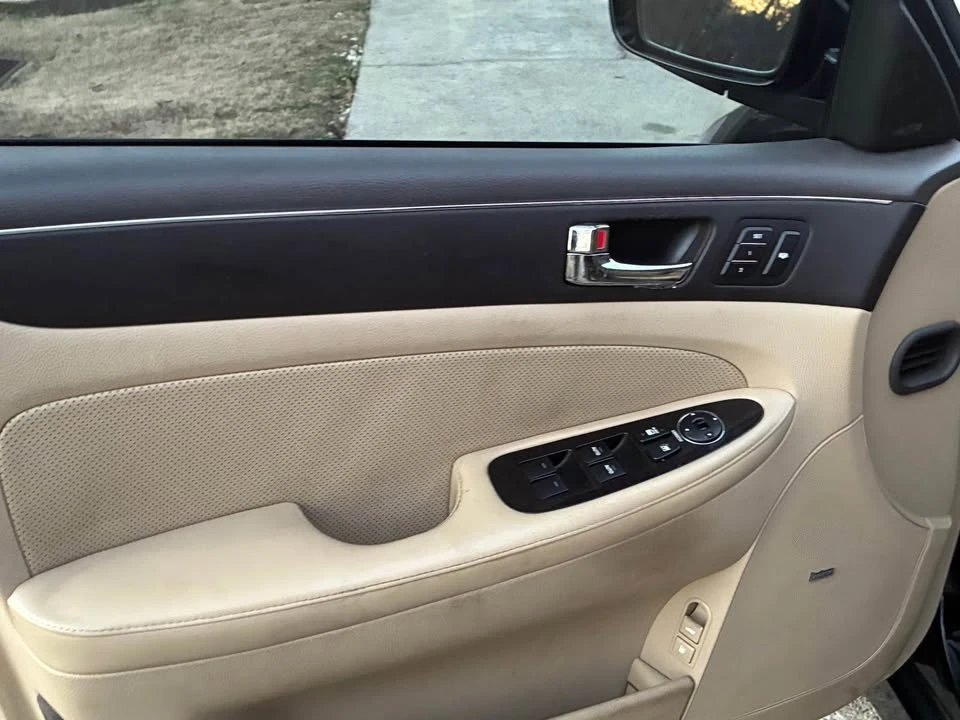 2011 Hyundai Genesis - Image 15 of 17
