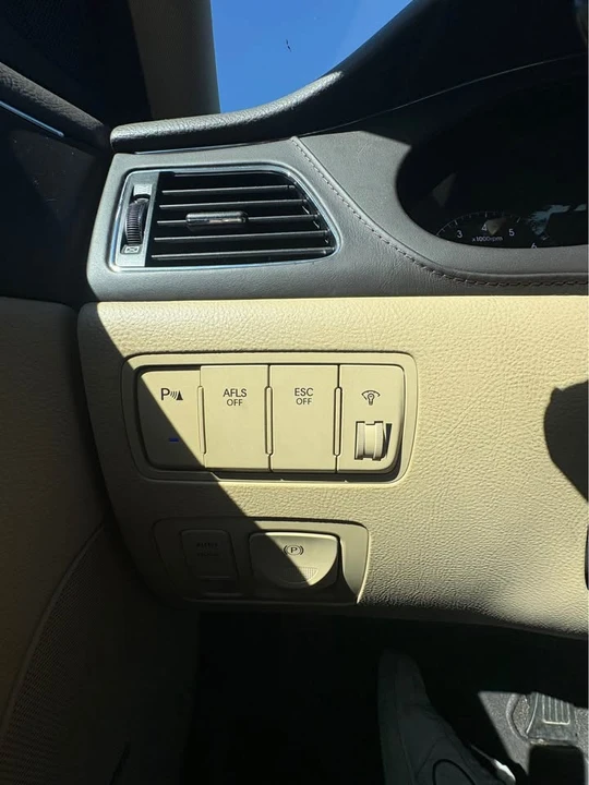 2011 Hyundai Genesis - Image 13 of 20