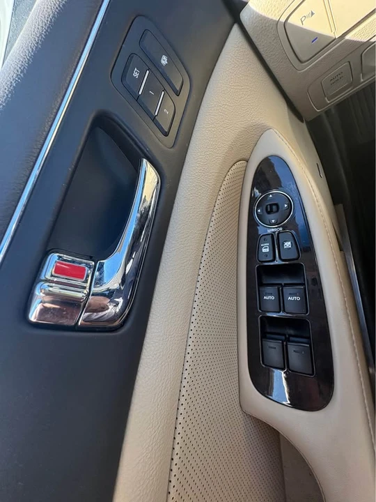 2011 Hyundai Genesis - Image 17 of 20