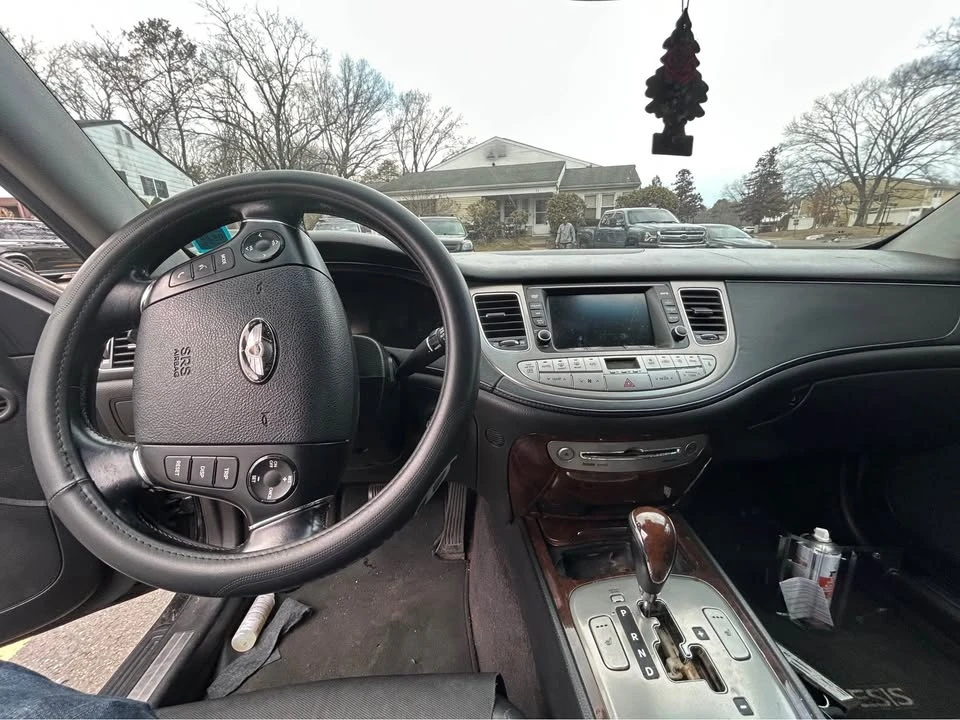 2011 Hyundai Genesis - Image 14 of 17