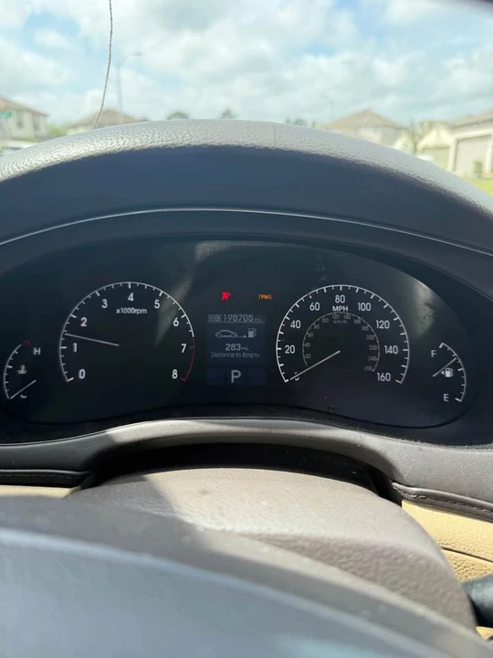 2011 Hyundai Genesis - Image 7 of 12
