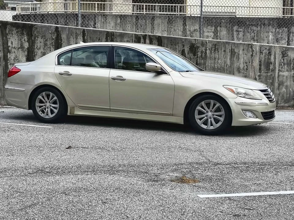 2011 Hyundai Genesis - Image 4 of 9