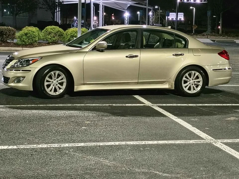 2011 Hyundai Genesis - Image 6 of 10