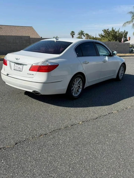 2011 Hyundai Genesis - Image 8 of 17