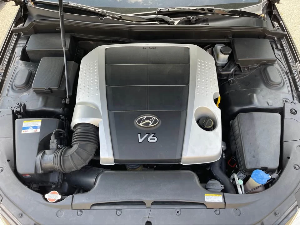 2011 Hyundai Genesis - Image 16 of 19