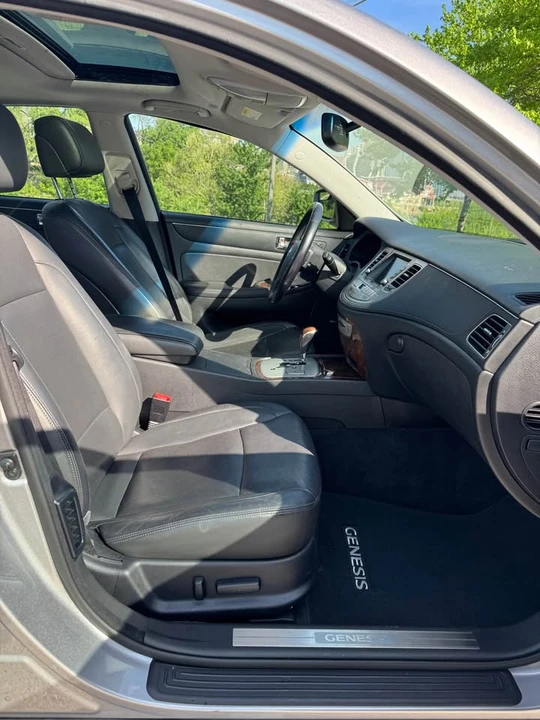 2011 Hyundai Genesis - Image 6 of 10
