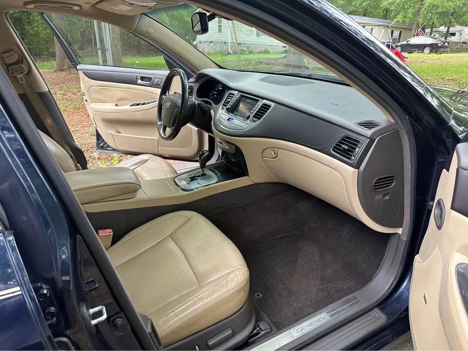 2011 Hyundai Genesis - Image 11 of 14