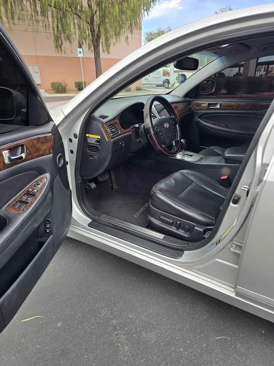 2011 Hyundai Genesis - Image 12 of 17