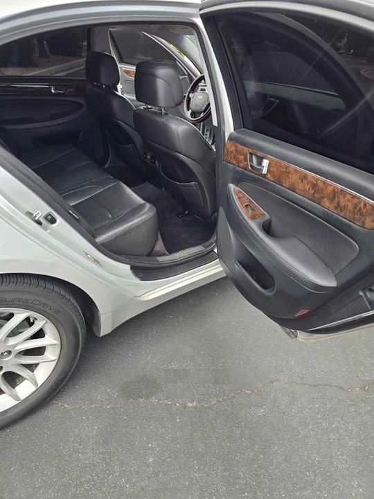 2011 Hyundai Genesis - Image 16 of 17