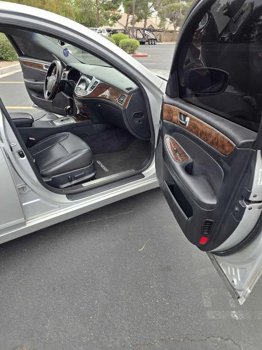 2011 Hyundai Genesis - Image 13 of 17