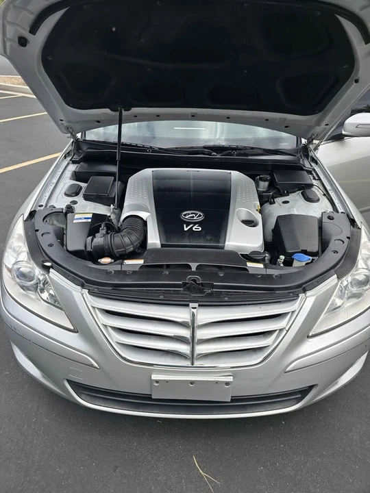 2011 Hyundai Genesis - Image 12 of 17