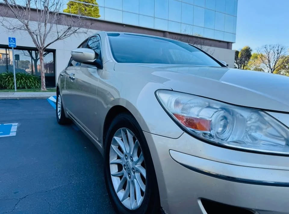 2011 Hyundai Genesis - Image 9 of 12
