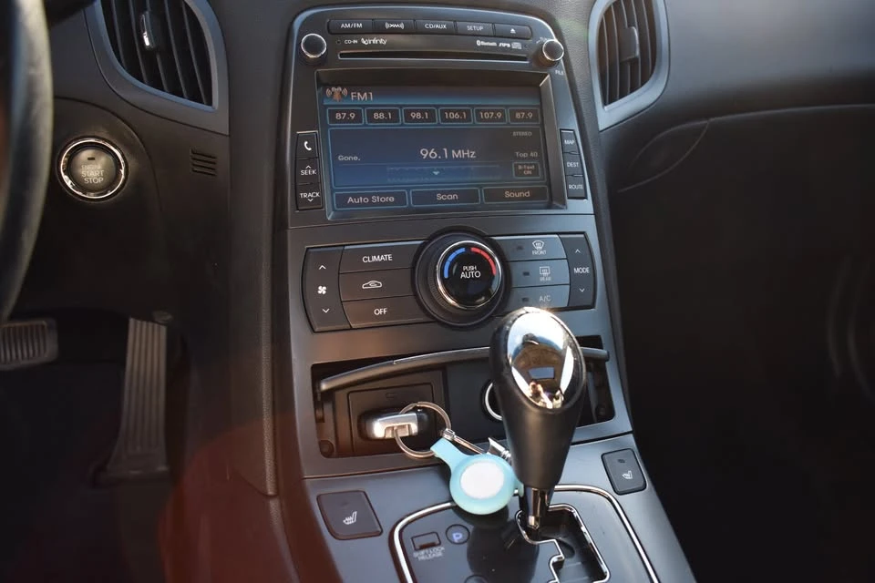 2011 Hyundai Genesis - Image 16 of 20