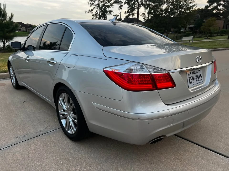 2011 Hyundai Genesis - Image 19 of 20