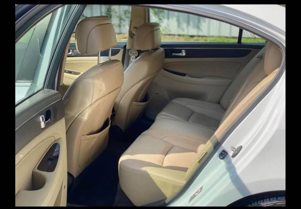 2011 Hyundai Genesis - Image 5 of 10