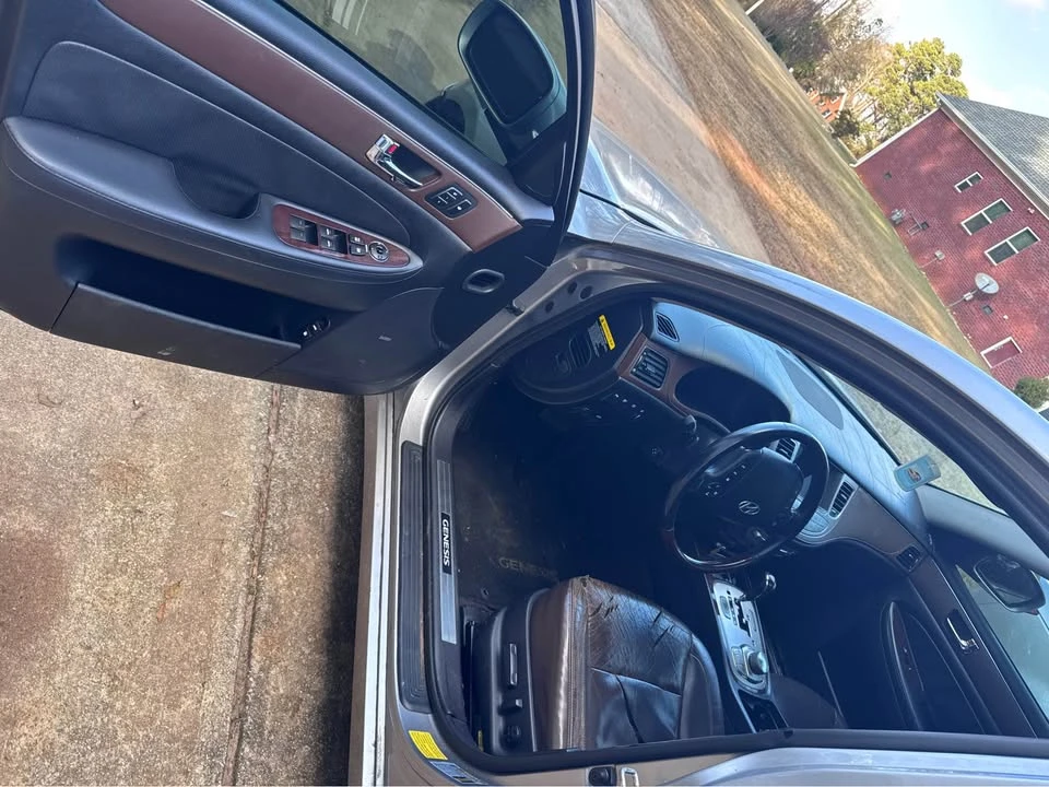 2011 Hyundai Genesis - Image 2 of 4