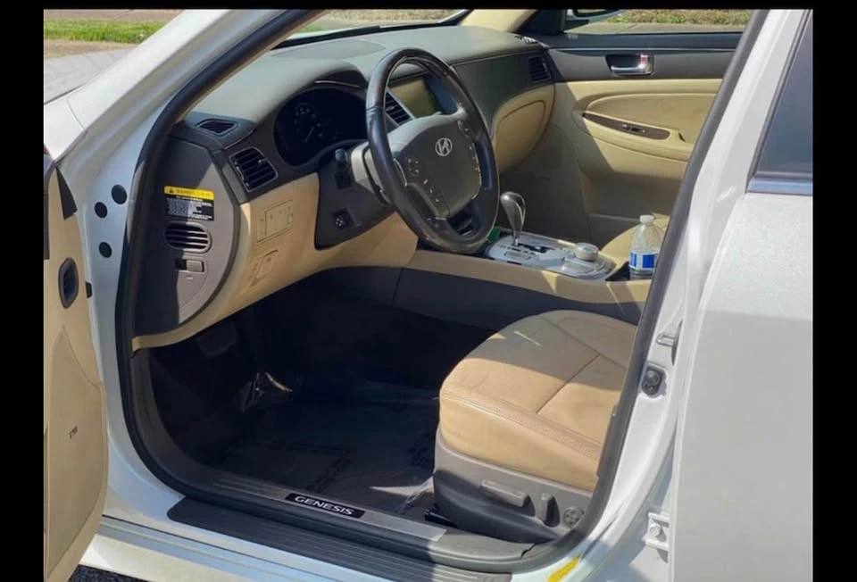 2011 Hyundai Genesis - Image 4 of 10