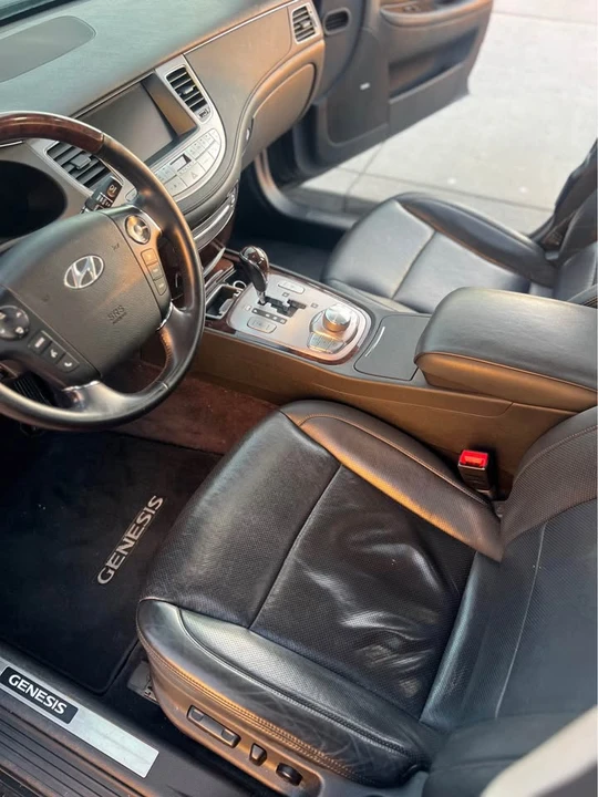 2011 Hyundai Genesis - Image 14 of 15