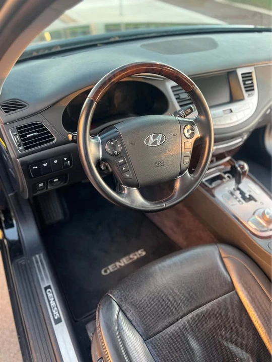 2011 Hyundai Genesis - Image 13 of 15