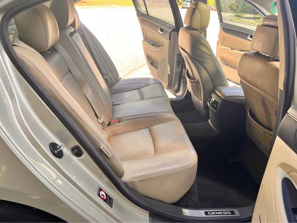 2011 Hyundai Genesis - Image 10 of 12